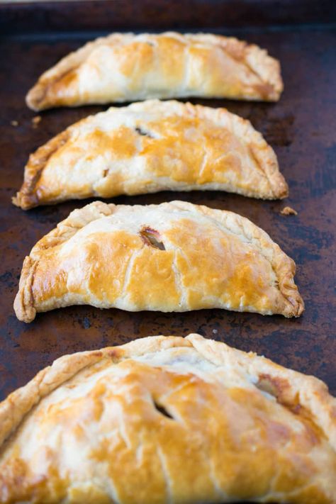 4 Traditional Cornish pasties lined up on a baking sheet Food Pockets, Traditional Cornish Pasty Recipe, Cornish Pasty Recipe, Egyptian Dishes, Pasty Recipe, Cornish Pasty, Great British Food, Pasties Recipes, Savory Pies Recipes