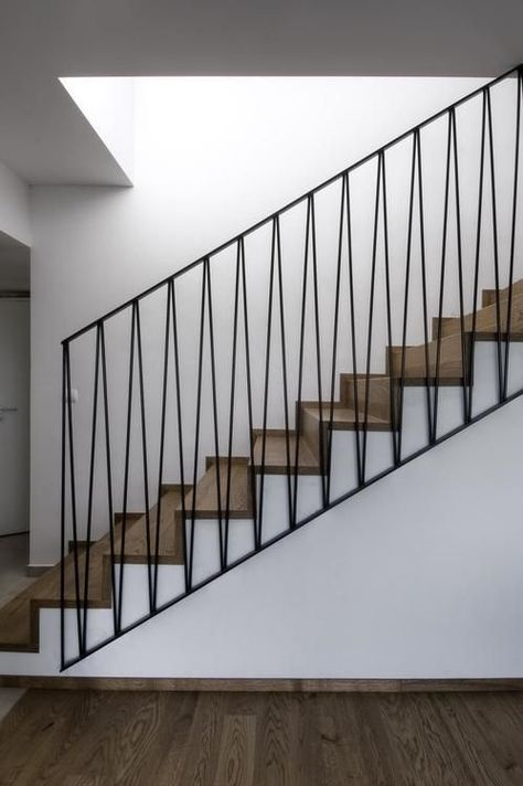 Steel Stairs Design, Balustrade Design, Vstupná Hala, درج السلم, Interior Stair Railing, Metal Handrails, Staircase Design Modern, Staircase Railing Design, Handrail Design