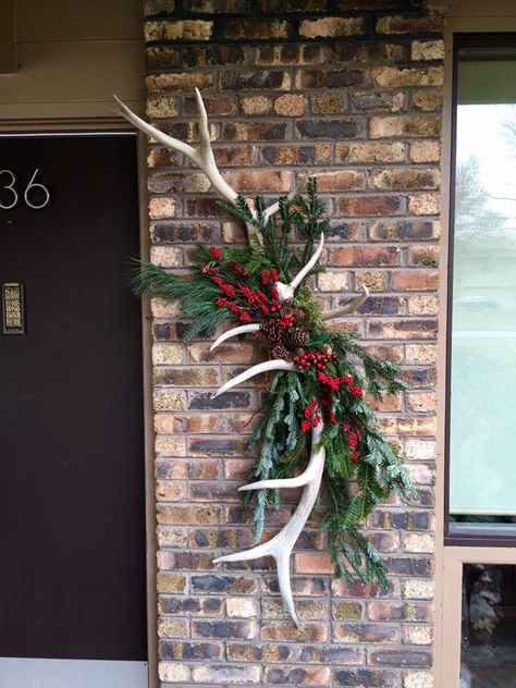 Christmas Antlers Decorations, Decorating With Elk Antlers, Antler Decoration Ideas, Things To Make With Antlers, Christmas Antler Decor, Antler Decorations, Antler Crafts Projects, Christmas Decor With Deer Antlers, Antler Wreath Christmas