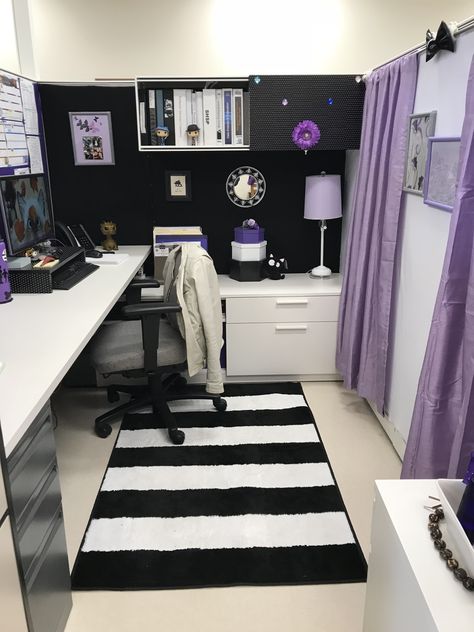 Cubical Makeover Cubicle Ideas, Cubical Office Ideas, Black Cubicle Decor, Purple Cubicle Decor Ideas, Office Desk Inspiration Cubicle, Cubical Office Space Ideas, Cubicle Decor Office Work Spaces, Work Cubicle Decor Ideas, Cubicle Makeover Ideas