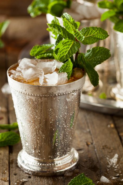 Mint Julep Recipe - A classic ingredient mint julep cocktail made with bourbon, crushed mint, ice, and water and served in a silver julep cup. It's the traditional drink at Churchill Downs for the Kentucky Derby. #mintjulep #kentuckyderby #cocktails Mint Julep Cocktail, Julep Recipe, Mint Julep Recipe, Mint Julep Cups, Christmas Cocktail Party, Run For The Roses, Couple Cooking, Spring Cocktails, Kentucky Derby Party