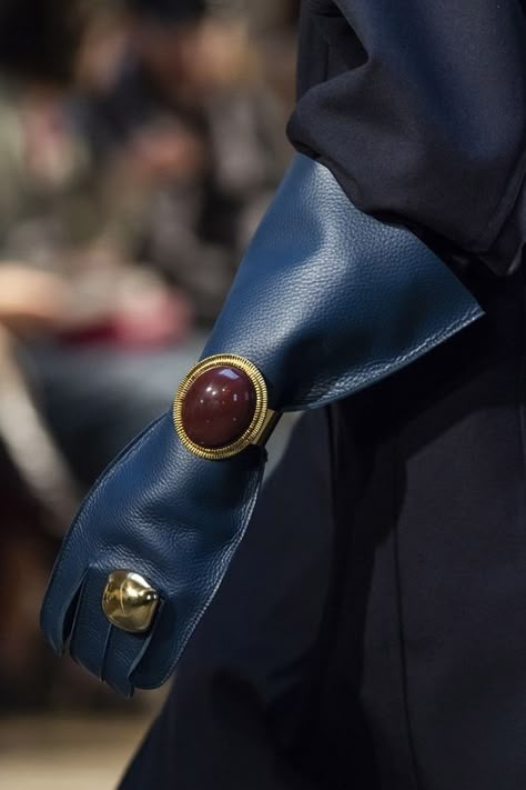 Gloves Fashion, Fashion 2020, Fashion Details, London Fashion Week, Runway Fashion, Christian Dior, Women's Accessories, Versace, Gloves