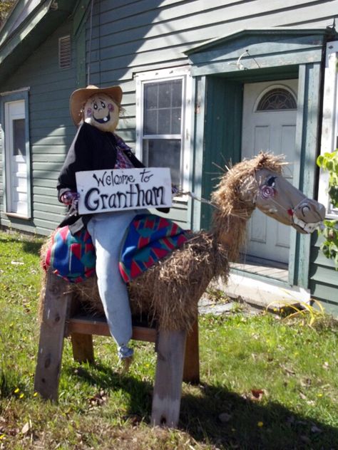 Scarecrow (and horse!) in Grantham, NH Horse Scarecrow, Crow Ideas, Hay Bale Art, Scarecrow Ideas, Scarecrow Festival, Scare Crow, Fall Scarecrows, Halloween Yard Decorations, Tin Man