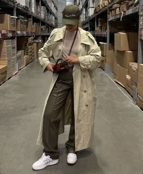 trench coat, leather trousers, baseball cap, jacquemus, new balance Khaki Trench Coat Outfit, Cozy Rainy Day Outfit, Leather Trousers Outfit, Trench Outfit, Rainy Day Outfits, Cozy Rainy Day, Baseball Cap Outfit, Trench Beige, Preppy Fall Outfits