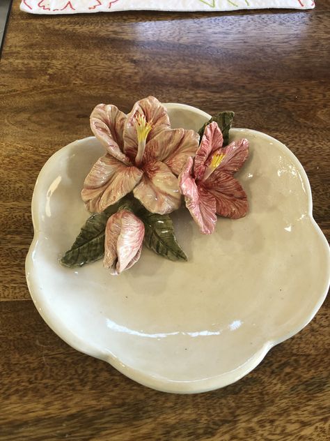 Ceramic Plate Flower, Clay Flower Dish, Flower Plates Ceramic, Leaf Pottery, Flower Clay, Ceramic Sculpture Figurative, Tanah Liat, Pottery Crafts, Ceramics Pottery Art