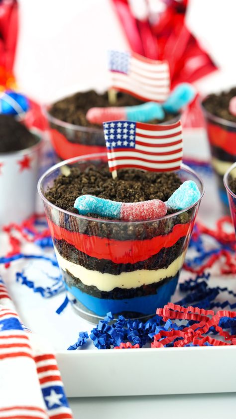 How To Make Red White and Blue Dessert Dirt Cups Fourth Of July Food Ideas For Kids, Dirt Cups Recipe, How To Make Purple, 4th July Food, Dirt Cups, July Desserts, How To Make Red, Dirt Cake, Patriotic Food