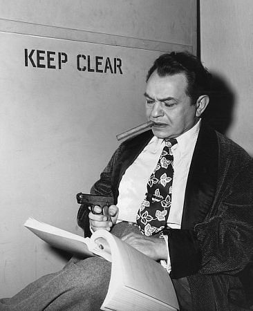 Edward G. Robinson behind the scenes of "Key Largo." 1948 Warner Bros. Edward G Robinson, Bogart And Bacall, John Huston, Noir Movie, Suzanne Collins, Golden Age Of Hollywood, Hollywood Actor, Classic Movies, Classic Hollywood