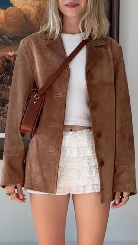 Explore trendy and versatile suede jacket outfits for fall, with tips on styling them effortlessly for any occasion Light Brown Jacket Outfit Woman, Tan Suede Jacket Outfit, Brown Jacket Outfit, Fall Jackets Outfit, Suede Jacket Outfit, Casual Dressy Outfits, Tan Suede Jacket, Cream Outfits, Jacket Outfit Women