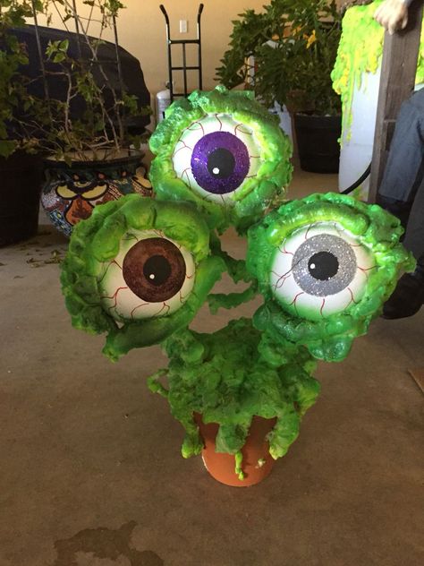 Halloween Eyeball Plant Prop Eyeball Plant, Halloween Carnevil, Diy Outdoor Halloween Decorations, Cemetery Halloween, Scary Decor, Fall Carnival, Alien Halloween, Carnival Ideas, Pto Ideas