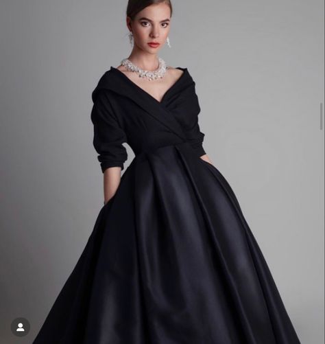 Ocassion Dress, Black Wedding Dress Gothic, Wedding Dresses High Low, Outfit Elegantes, Dress Sewing Tutorials, Mother Of The Bride Dresses Long, Fashion Drawing Dresses, Formal Dresses For Women, Evening Dresses Long