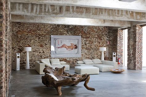 DUSSELDORF / Atelier d’Architecture Bruno Erpicum & Partners Extraordinary Houses, Painted Furniture Designs, Beautiful Modern Homes, Glass Garage Door, Brick Loft, Hotel Interior Design, Concrete Floor, Dusseldorf, Polished Concrete