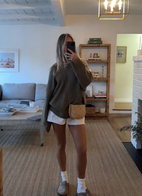 Birk Outfits Summer, Curvy Coastal Grandma, Birkenstock Outfit Shorts, Weekend Day Outfit, Birkenstock Clog Outfit Summer, Nice Restaurant Outfit Classy, Cape Town Outfit Ideas, Spring In Boston Outfits, Dark Birkenstock Clogs Outfit