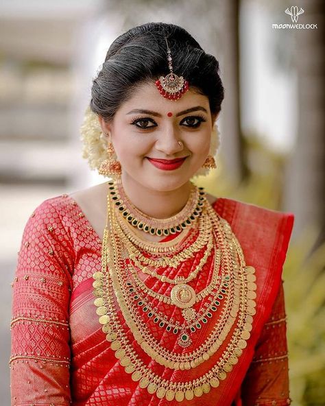 Kerala Wedding Jewellery, Kasu Malai, South Indian Bride Jewellery, Kerala Hindu Bride, Indian Brides Jewelry, Kerala Jewellery, Jewellery Designing, South Indian Bride Saree, Pressing Flowers