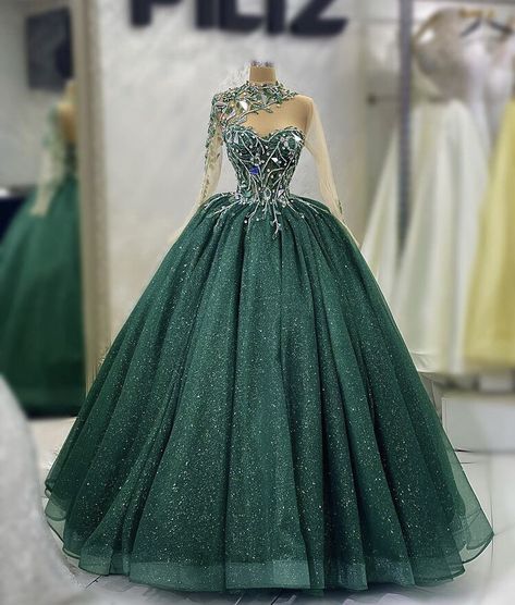 Green Princess Dress, Green Prom Dress Long, Forest Green Wedding, Green Wedding Dresses, Dream Wedding Ideas Dresses, Evening Dress Fashion, Pretty Prom Dresses, Wedding Dress Accessories, Fairytale Dress