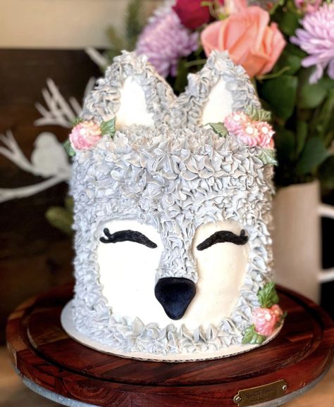 Bangchan Cake, Wolf Party Food, Wolf Cake Birthdays, Wolf Cakes For Kids, Wensday Cake, Werewolf Cake Birthday, Wolf Cake Ideas Birthday Parties, Wolf Cake Ideas, Wolf Cupcakes