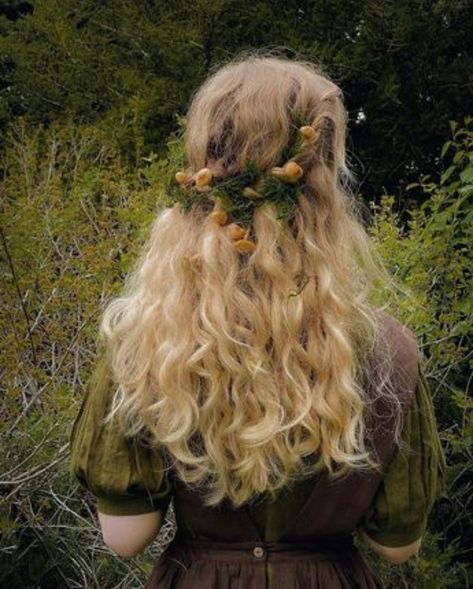 Foraging Photoshoot, Cottage Core Hair, Cottagecore Hairstyles, Descendants Oc, Violet Hair, Yellow Jackets, Flowers In Her Hair, Boho Hair, Cottage Core Aesthetic