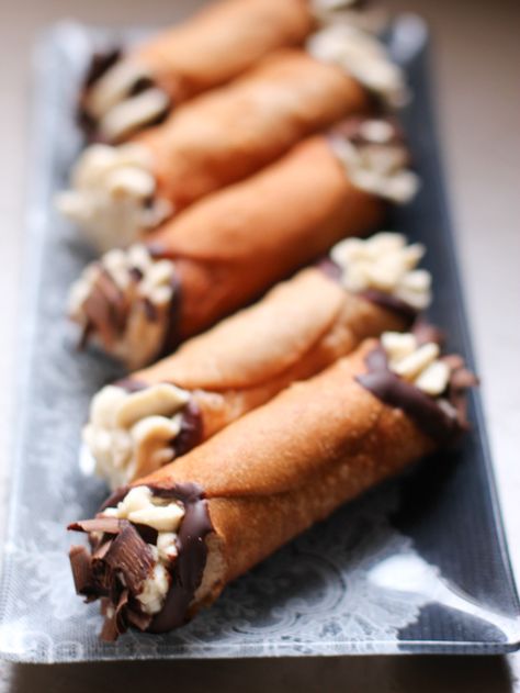 Cannoli Homemade Cannoli Recipe, Homemade Cannoli, Mascarpone Recipes, Cannoli Recipe, Mascarpone Cream, Mini Dessert, Dessert Bar, Eat Dessert First, Yummy Sweets