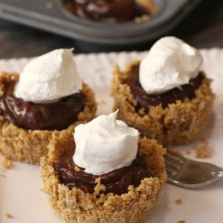 Cookie Magic Bars Pies In Muffin Tin, Food Photography Chocolate, Mini Chocolate Pie, Muffin Tin Meals, Chocolate Pudding Cups, Photography Chocolate, Chocolate Pudding Pie, Pie Cups, Chocolate Pie With Pudding