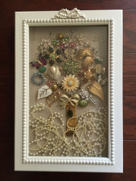 Used all the pins and clip earrings of beloved grandparent and aunts to make this incredible bouquet of glitz! Jewelry Shadow Box, Old Jewelry Crafts, Costume Jewelry Crafts, Vintage Jewelry Ideas, Jewelry Frames, Vintage Jewelry Repurposed, Box Decor, Jewelry Christmas Tree, Vintage Jewelry Crafts