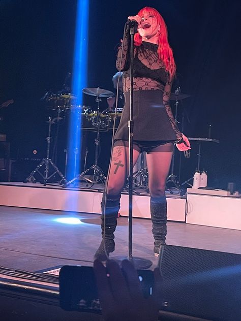 Hayley Williams Outfits Concert, Hayley Williams Style, Paramore Concert, Hayley Wiliams, Haley Williams, Birthday Haul, Paramore Hayley Williams, Celeb Fashion, Concert Fits