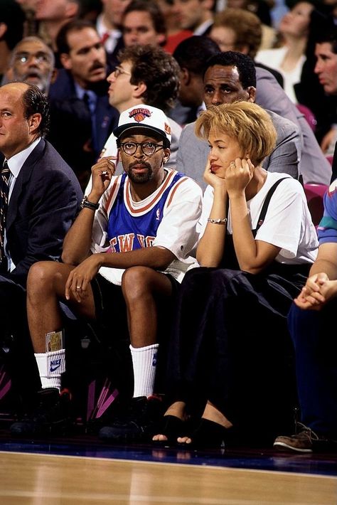 Spike Lee Jordan, Early 2000s Aesthetic Men, Spike Lee Fashion, Spike Lee Outfits, Spike Lee Aesthetic, Courtside Outfit Basketball Men, New York Knicks Outfit, Spike Lee 90s, Knicks Jersey Outfit