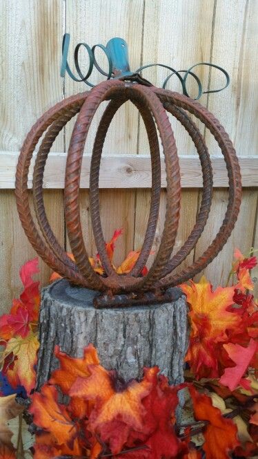 Metal re-bar pumpkin yard art Fair Crafts, Metal Welding Art, Welding Ideas, Horseshoe Crafts, Welding Art Projects, Diy Welding, Metal Welding, Metal Yard Art, Country Crafts