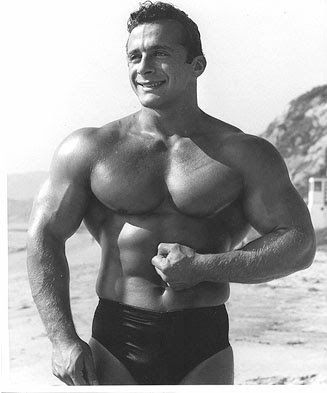 Classic Bodybuilders, Vacuum Pose, Vintage Muscle Men, James Bond Actors, Old Bodybuilder, Frank Zane, Muscular Development, Outdoor Gym, Male Physique