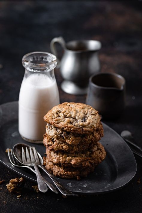 Cookies Photography, Soft Oatmeal Cookies, Food Photography Dessert, Oatmeal Cookies Easy, Moody Food Photography, A Glass Of Milk, Dark Food Photography, Chocolate Oatmeal Cookies, Cookies And Milk