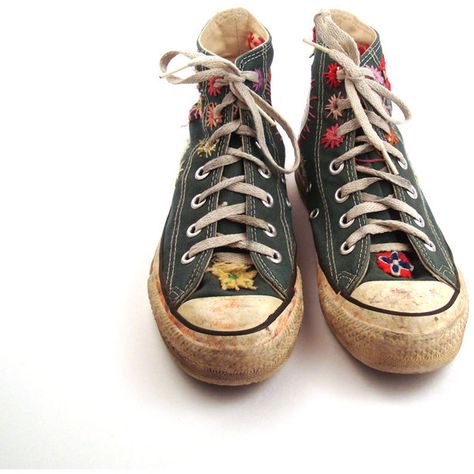 Converse Trainers, Curvy Petite Fashion, Sneakers Converse, Vintage Sneakers, Embroidered Shoes, Victorias Secret Models, Aesthetic Shoes, Milan Fashion Weeks, Converse Sneakers