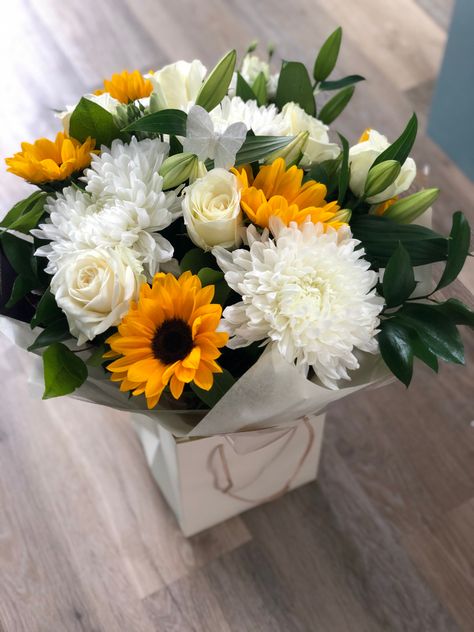 White and yellow handtied sunflowers. Birthday Bouquet Flowers For Her, Yellow Flower Bouquet, Yellow Flowers Bouquet, White And Yellow Flowers, Flower Boquet, Birthday Flowers Bouquet, Yellow Bouquets, Bouquets Wedding, Flowers Bouquet Gift