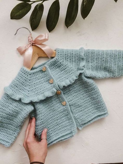 Decent Crochet Baby Sweaters Patterns 2023 Diy Crochet Cardigan, Crochet Sweater Design, Crochet Baby Sweater Pattern, Crochet Baby Sweaters, Free Pattern Crochet, Crochet Cardigans, Gilet Crochet, Crochet Baby Sweater, Baby Sweater Patterns