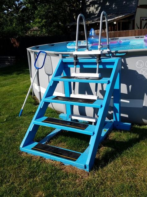 I wish I could find out more about this pic.Pool ladder. Incorporates the stock pool ladder. Very stable. Diy Pool Ladder, Above Ground Pool Stairs, Piscina Pallet, Stock Pool, Oberirdischer Pool, Stock Pools, Deck Landscaping, Deck Piscina, Piscina Intex