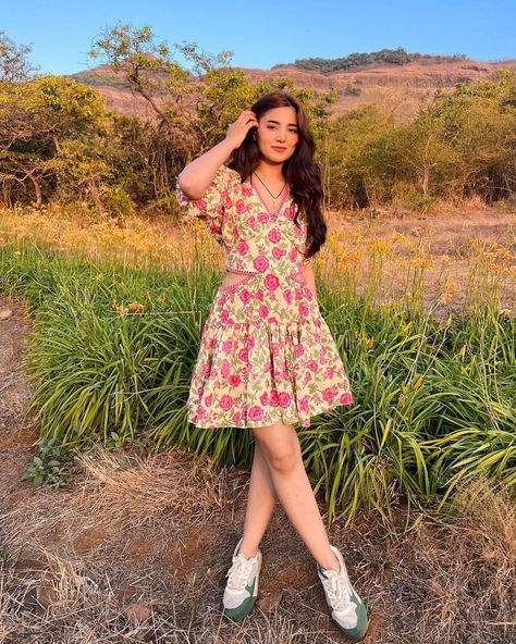 Short Frok Photo Poses, Poses For Frock, Cute Poses In Frock, Single Pic Poses, Picnic Wears For Ladies, One Piece Photo Poses, Poses On Dress, Photo Poses In Frock, One Pic Dress Short