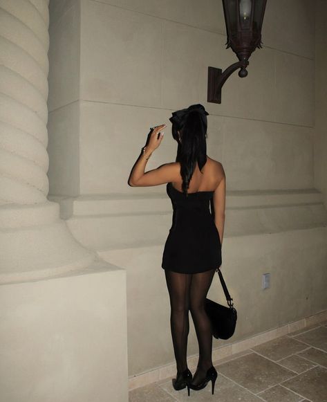 Black Bow Hairstyles, Tube Dress Outfit Classy, Black Dress With Stockings Outfit, Black Evening Outfit, Black Cocktail Outfit, Hairstyles Date Night, Bow Dress Outfit, Tube Dress Outfit, Black Tube Top Dress