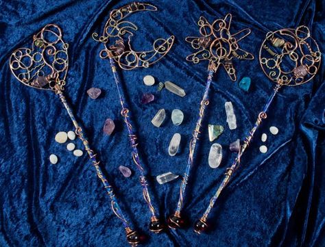 Share, Discover, Inspire: Wire-wrapped bubble wands Bubble Wand, Pagan Crafts, Wizard Wand, Witchy Crafts, Fairy Wands, Bubble Wands, Brooms, Wire Crafts, Beads And Wire