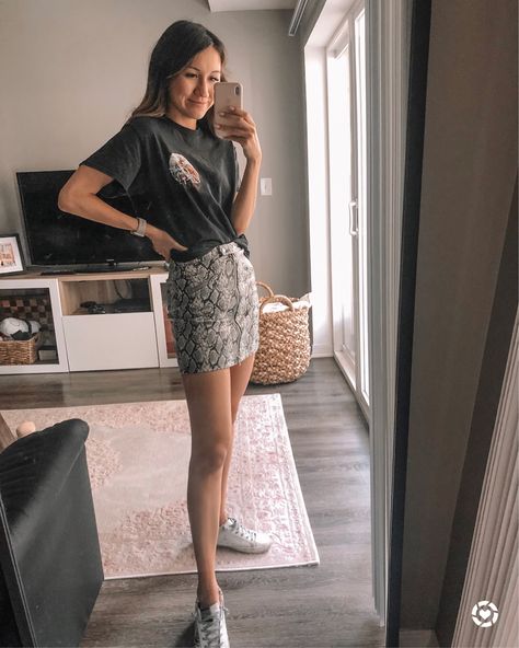 Snake Print Mini Skirt Outfit, Snake Skin Skirt Outfit, Snake Skirt Outfit, Snakeskin Skirt Outfit, Snake Print Skirt Outfit, Snake Print Outfit, Snake Skin Skirt, Mini Skirts Outfits Summer, Nightout Outfit