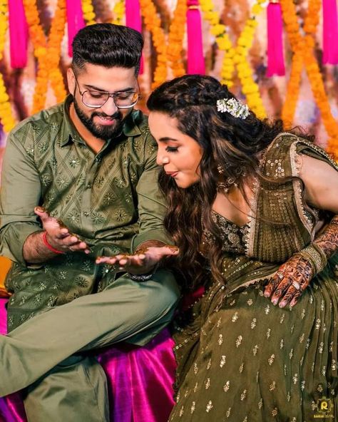 Mehndi Boy Photo, Mehendi Poses For Couple, Groom Mehandi Photoshoot, Bhai Bhen Photo, Mehandi Poses For Groom, Dulha Mehandi Pose, Mehandi Couple Poses, Boy Mehndi Poses, Couple Mehndi Poses