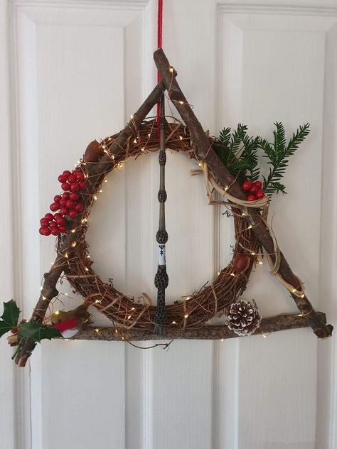 Christmas Harry Potter Decoration, Deathly Hallows Wreath, Harry Potter Theme Christmas, Harry Potter Christmas Ornaments, Nerdy Christmas, Harry Potter Christmas Decorations, Harry Potter Halloween Party, Harry Potter Christmas Tree, Wiccan Decor