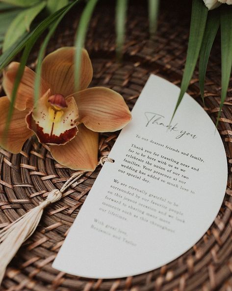 Hawaiian Wedding Reception, Boho Hawaiian Wedding, Destination Wedding Tropical, Hawaii Bride, Tropical Fall Wedding, Wedding Ideas Hawaii, Weddings In Hawaii, Hawaii Wedding Aesthetic, Tropical Reception