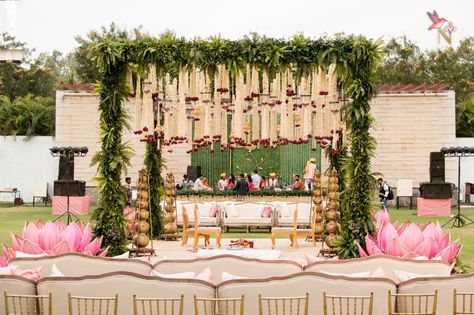 Wedding Chori, Wedding Mandapam, Pelli Decoration, Indian Outdoor Wedding Decor, Ceremony Decorations Indoor, Vidhi Mandap, Reception Decoration Ideas, Hindu Wedding Decorations, Mandap Decoration