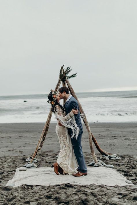 Free-Spirited Rialto Beach Elopement on the Washington Coast | Junebug Weddings Cheap Boho, Rialto Beach, Diy Beach Wedding, Washington Coast, Beach Wedding Centerpieces, Washington Elopement, Outdoor Wedding Photography, Boho Beach Wedding, Winter Beach