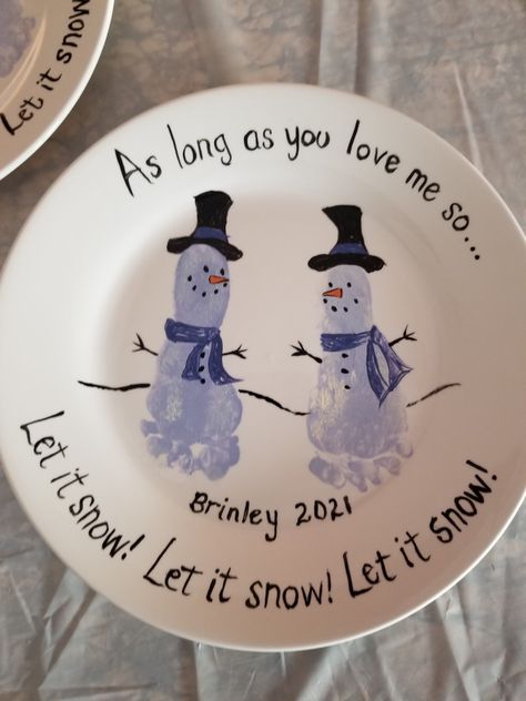 Baby Boy Keepsake Ideas, Toddler Christmas Plate, Easy Kids Christmas Crafts For Gifts, Christmas Plates Diy Kids, Diy Christmas Plates For Kids, Baby Christmas Crafts, Baby Art Crafts, Kids Craft Gifts, Grandparents Christmas Gifts