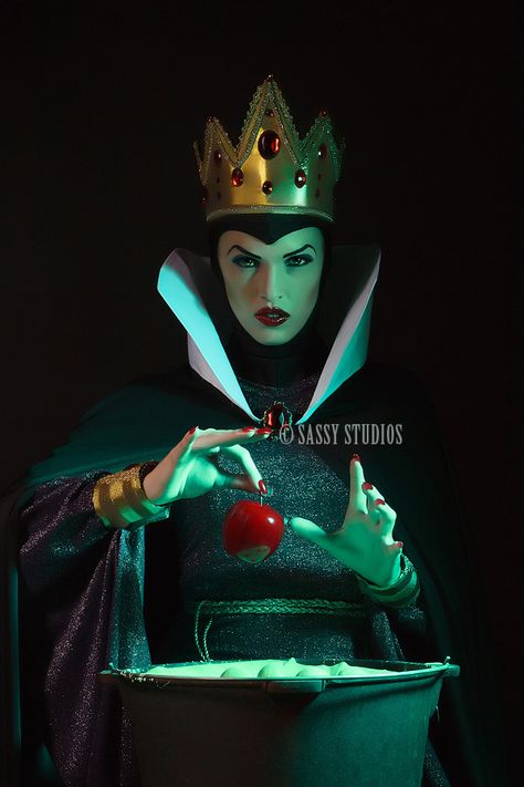 Simone Lurker as The Evil Queen #cosplay in Snow White Sette Nani, Bumbo, Epic Cosplay, Disney Cosplay, Amazing Cosplay, Evil Queen, Maleficent, Steam Punk, Best Cosplay