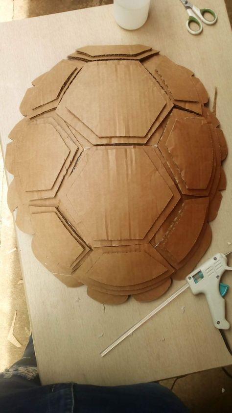 Bobomb Mario Costume, Turtle Cardboard Sculpture, Cardboard Turtle Shell, Cardboard Art Sculpture, Ninja Turtle Costume, Turtle Costumes, Piñata Ideas, Vbs Themes, Cardboard Box Crafts