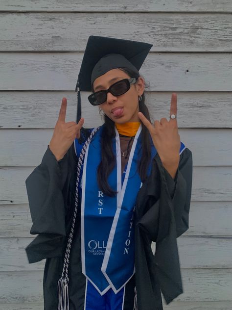 Graduation Photoshoot Ideas, Grad Pic Ideas, Graduation Photography Poses, Grad Pic, Graduation Poses, Graduation Picture Poses, Grad Photoshoot, Graduation Picture, Graduation Photography