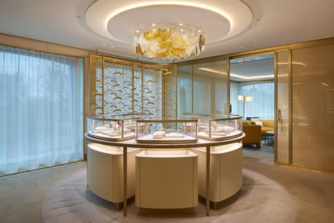 Cartier Store, Jewelry Store Displays, Jewelry Store Interior, Jewelry Store Design, Jewellery Shop Design, Inspiring Pictures, Retail Store Interior, Shop Counter, Jewellery Showroom