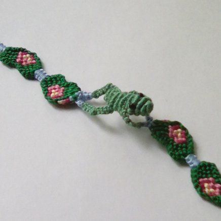 Llama Bracelet Pattern, Cute Embroidery Bracelet Patterns, Cow Print Friendship Bracelet Pattern, Friendship Bracelet Patterns Animals, Snake Friendship Bracelet, Snake Bracelet Pattern, Cow Friendship Bracelet Pattern, Frog Friendship Bracelet Pattern, Frog Bracelet Pattern