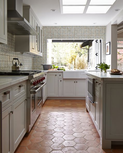 Photography: John Merkl   www.johnmerkl.com/   View more: http://stylemepretty.com/vault/gallery/38535 Terra Cotta Kitchen Floor, Kitchen Floor Tile Design, Dapur Rustic, Terracotta Kitchen, Tiled Flooring, Trendy Kitchen Tile, California Bungalow, Terracotta Floor, Kabinet Dapur