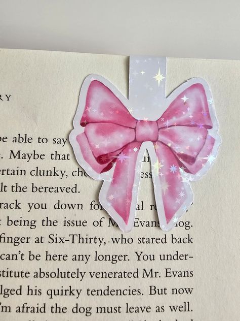 Coquette Bookmark, Bow Bookmark, Handmade Bookmarks Diy, Bookmark Ideas, Bookmarks For Books, Creative Bookmarks, Book Baskets, Aesthetic Letters, Coquette Pink