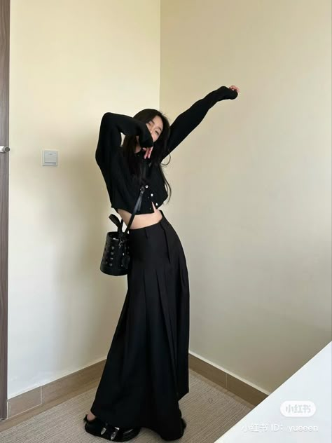 Black Cargo Skirt Outfit, Long Skirt Outfits Korean, Perspective References, Skirt Outfits Korean, Cargo Skirt Outfit, Maxi Skirts Summer, Acubi Fashion, Korean Outfit Street Styles, Long Skirt Outfits